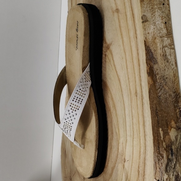 Easy Street Stevie Sandals, White w/Metallic Nailheads Size 9.5 - Picture 8 of 10